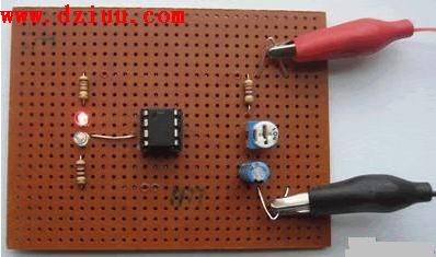 555定時(shí)器設(shè)計(jì)的閃光電路圖